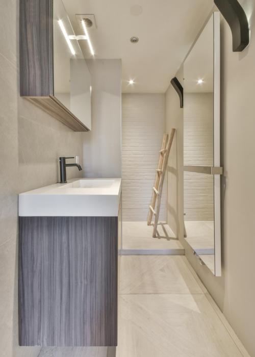 Baño moderno con duchay mampara de cristal