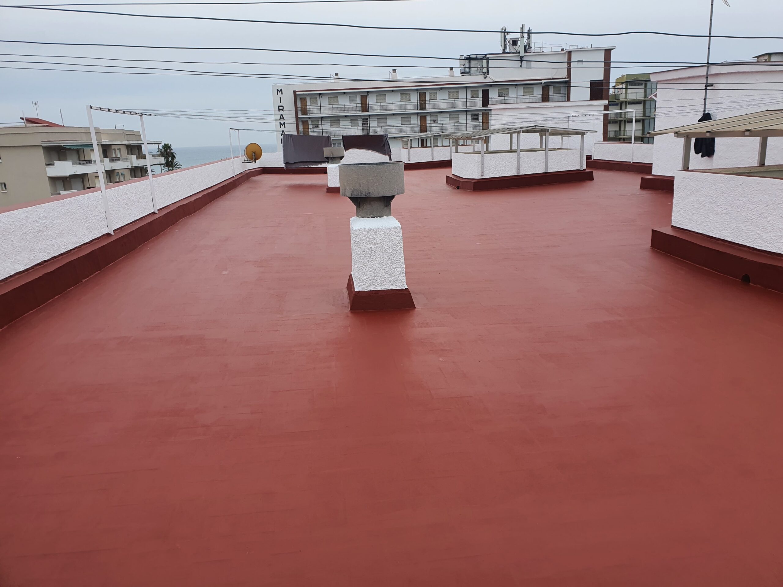 Proyecto de impermeabilización y rehabilitación de cubierta en edificio residencial de Calafell realizado por Masmel.