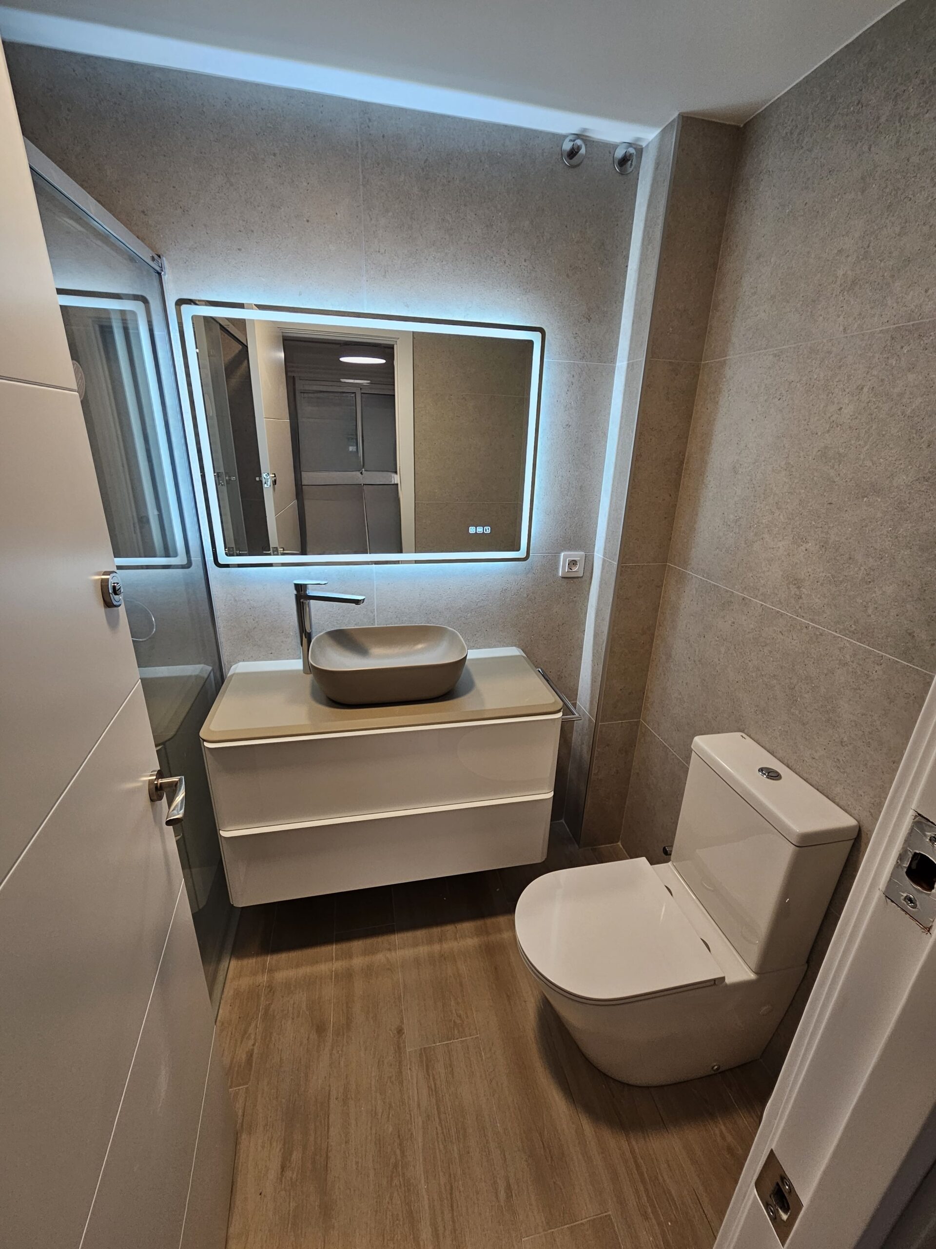 baño moderno con luz LED
