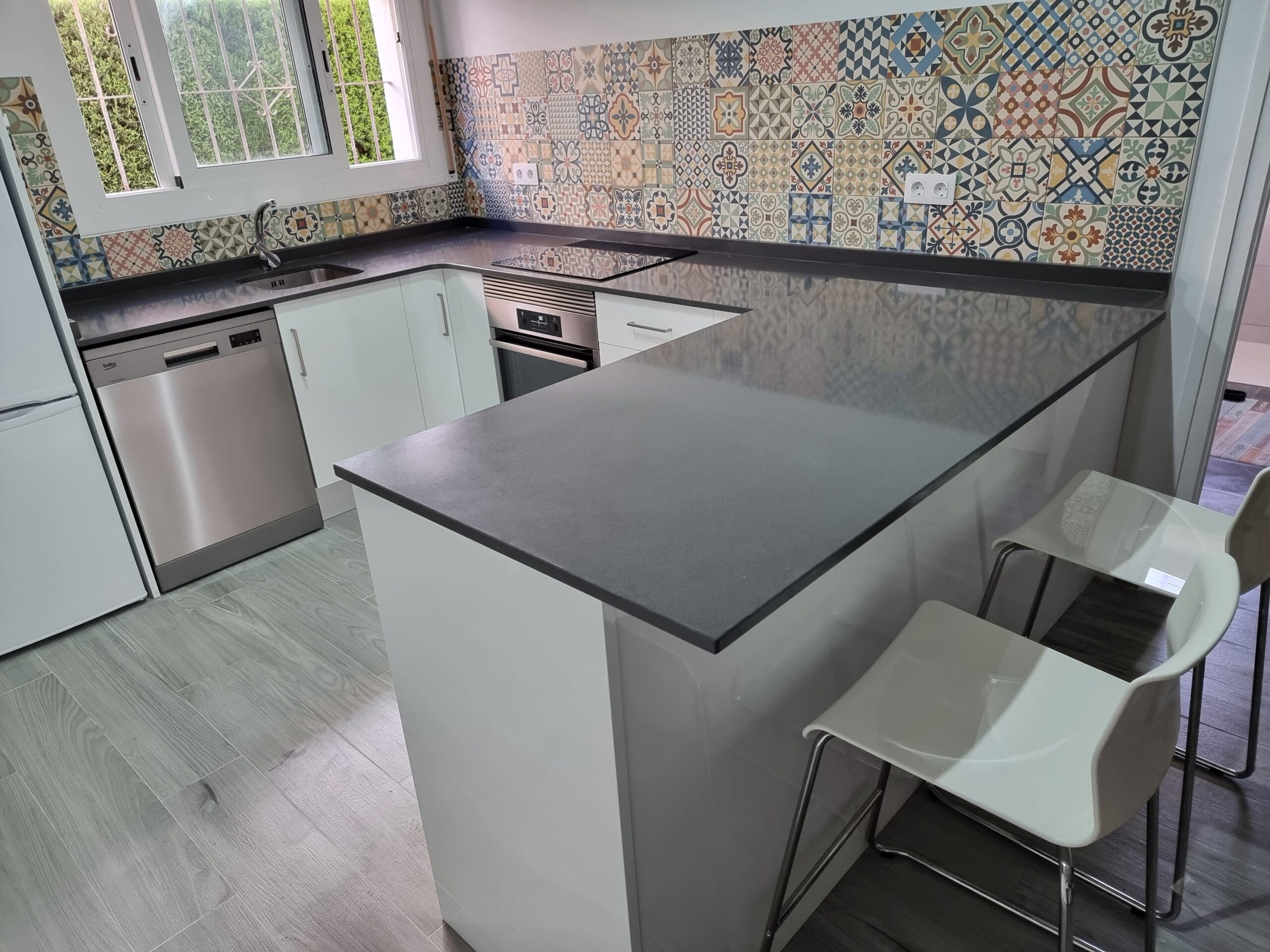 cocina con barra y azulejos