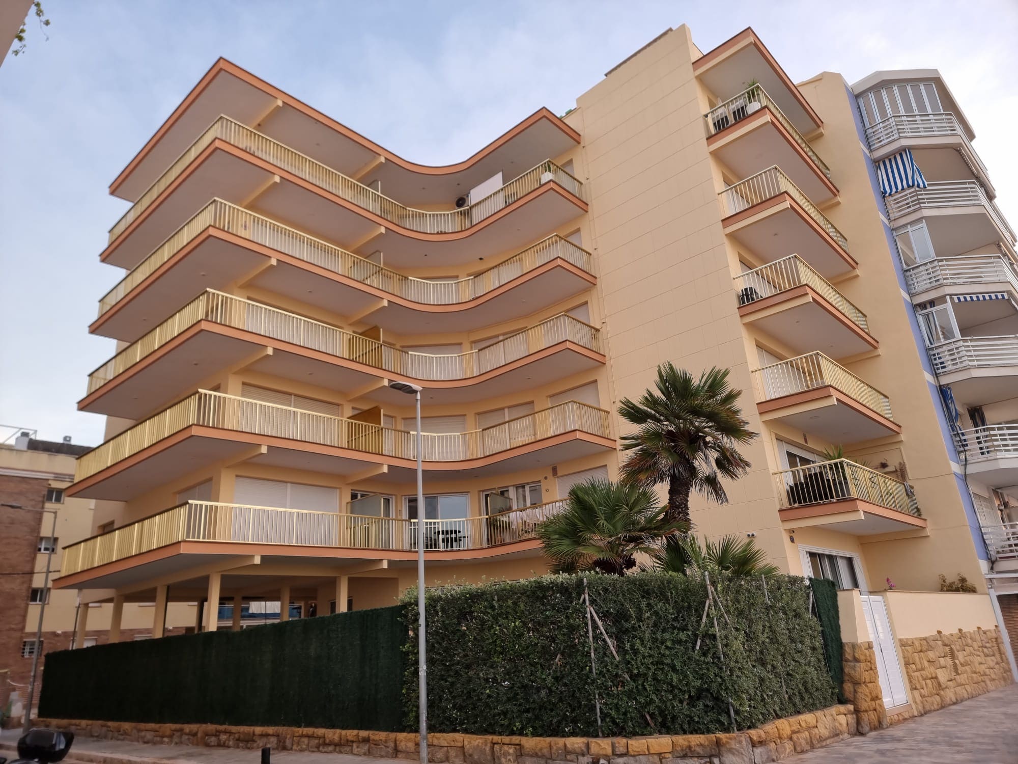fachada rehabilitada en Calafell Playa