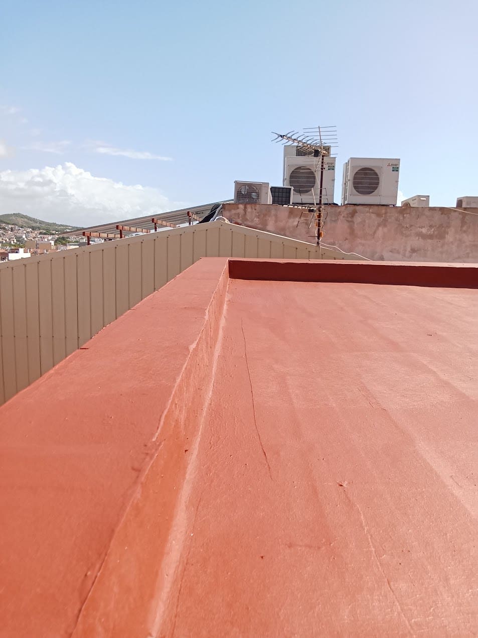 Impermeabilización de azotea con pintura protectora antideslizante