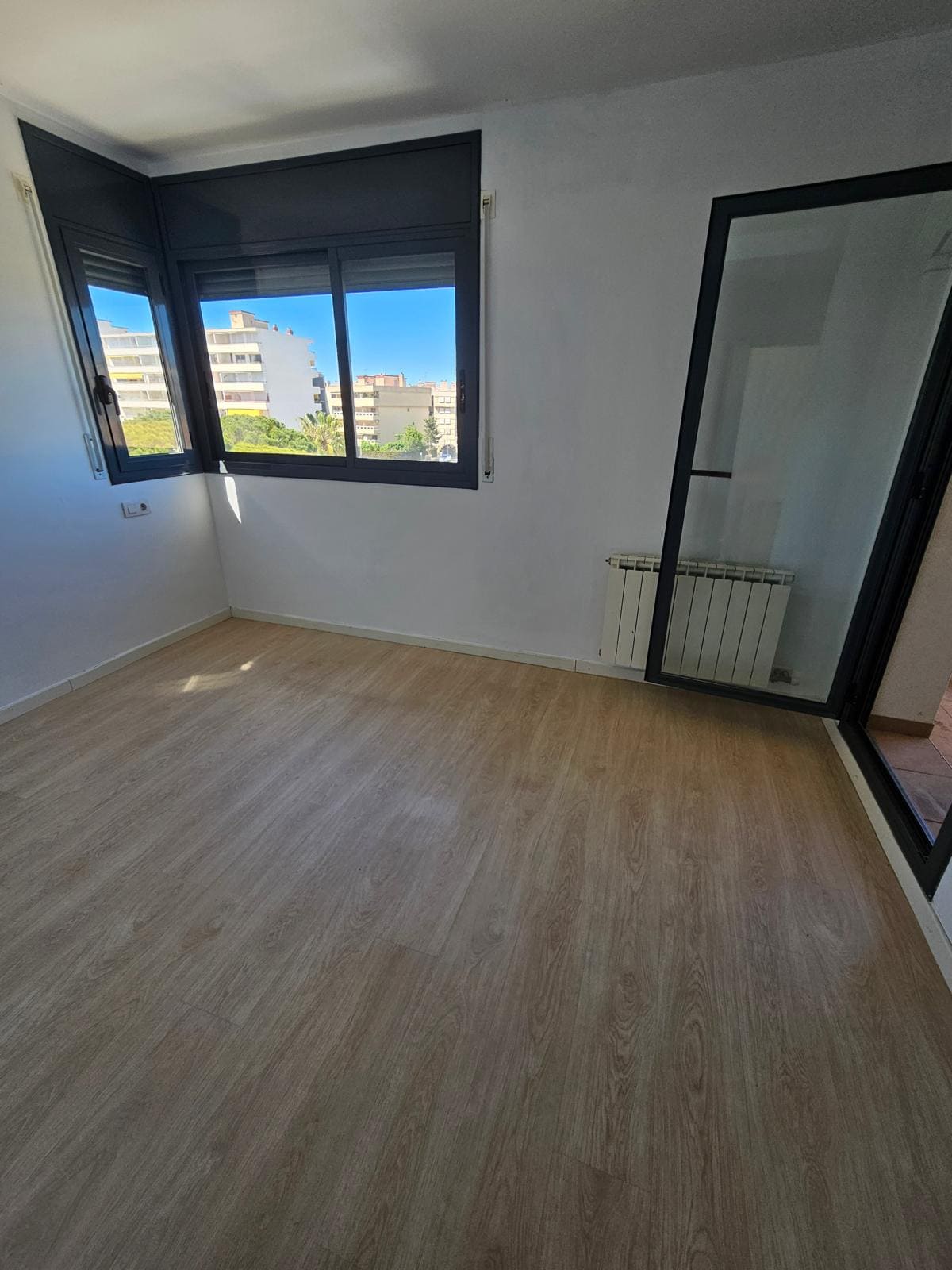 Ventanas de aluminio en dormitorio renovado