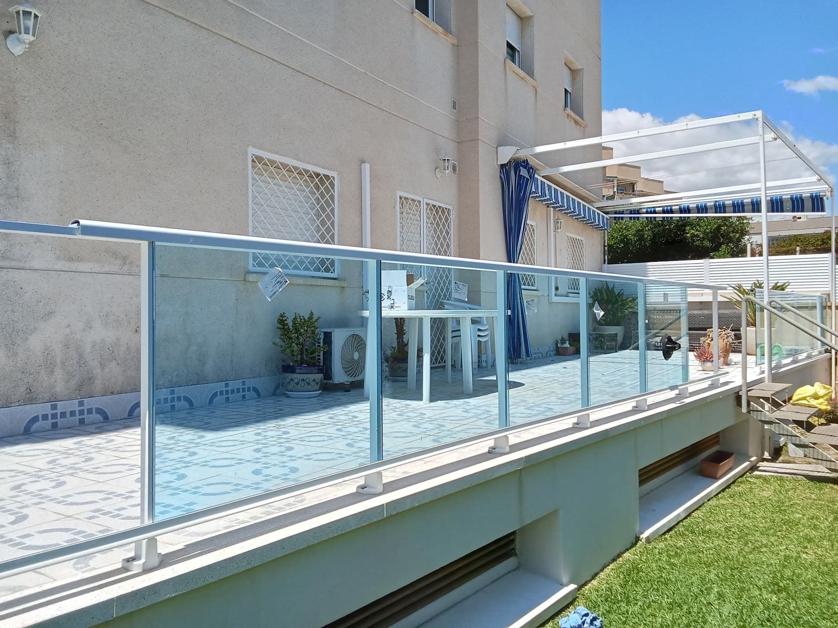 Instalación de barandilla de aluminio y vidrio en terraza realizada por Masmel Rehabilitaciones