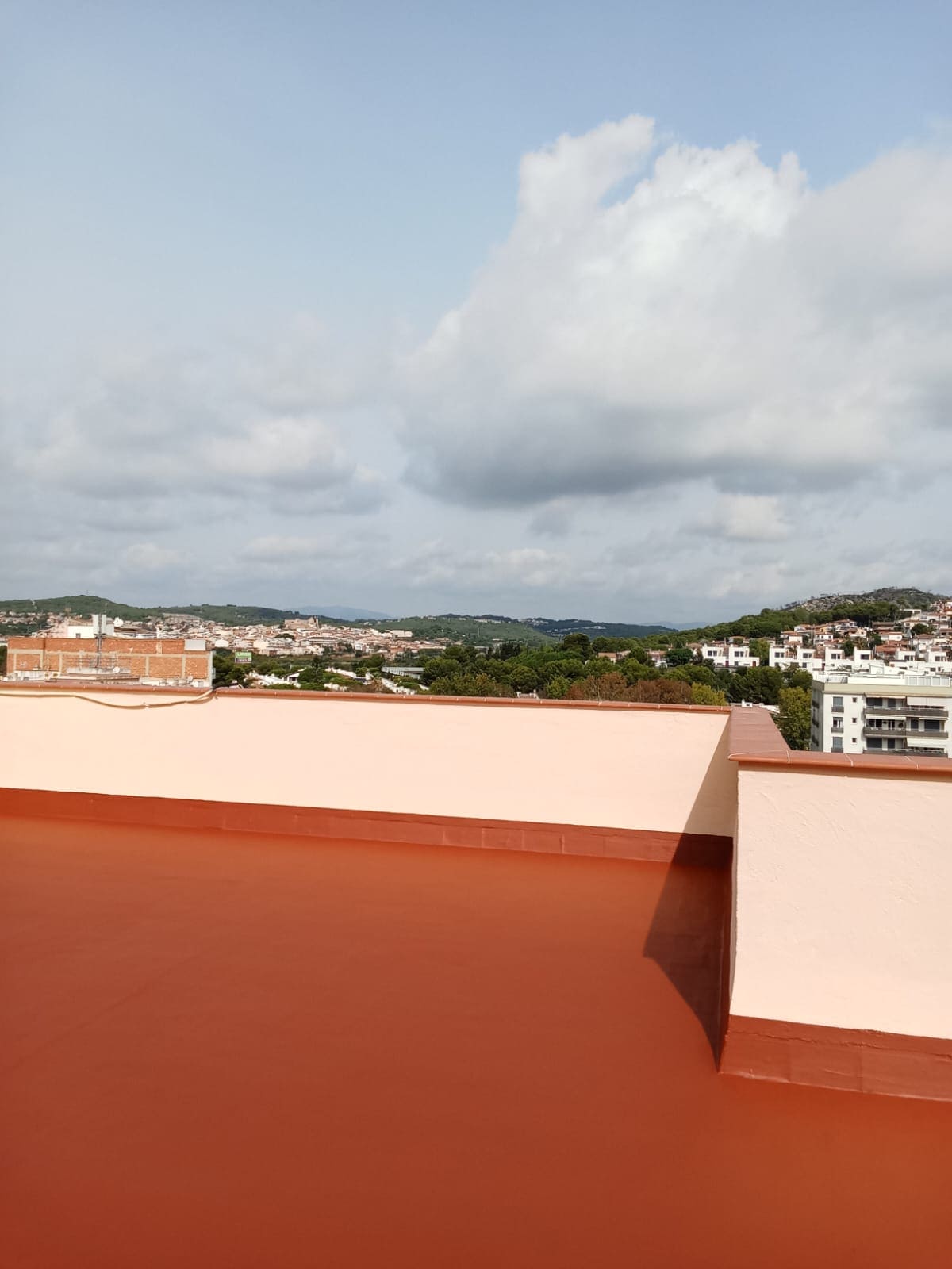Reparación e impermeabilización de tejado en edificio residencial