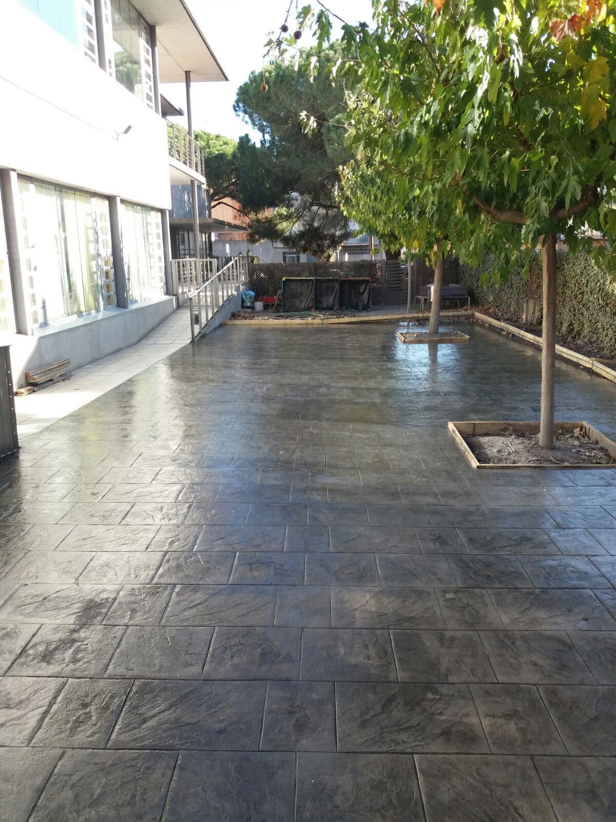 Pavimentación de hormigón impreso en zona exterior realizada en  Calafell