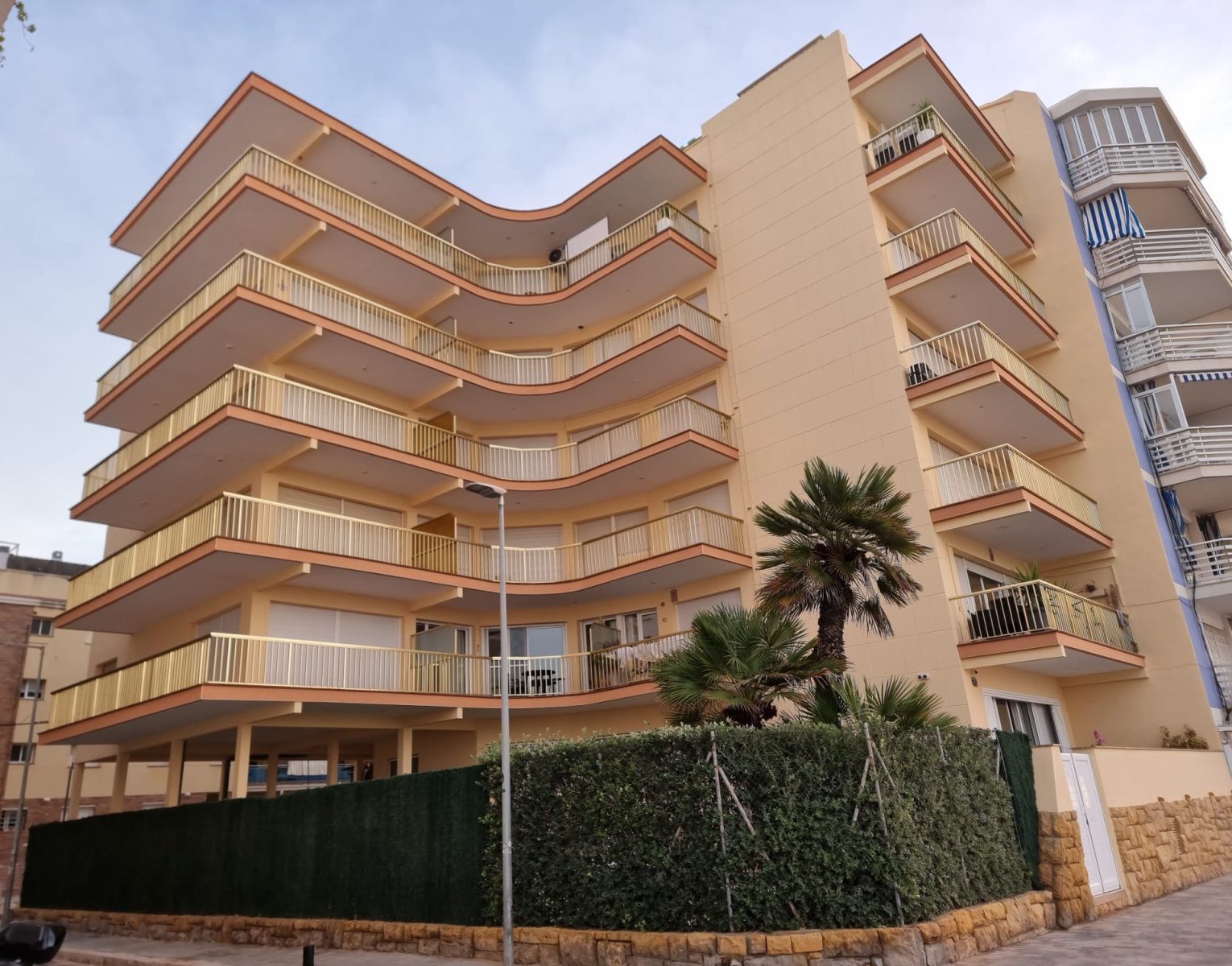 fachada rehabilitada en Calafell Playa